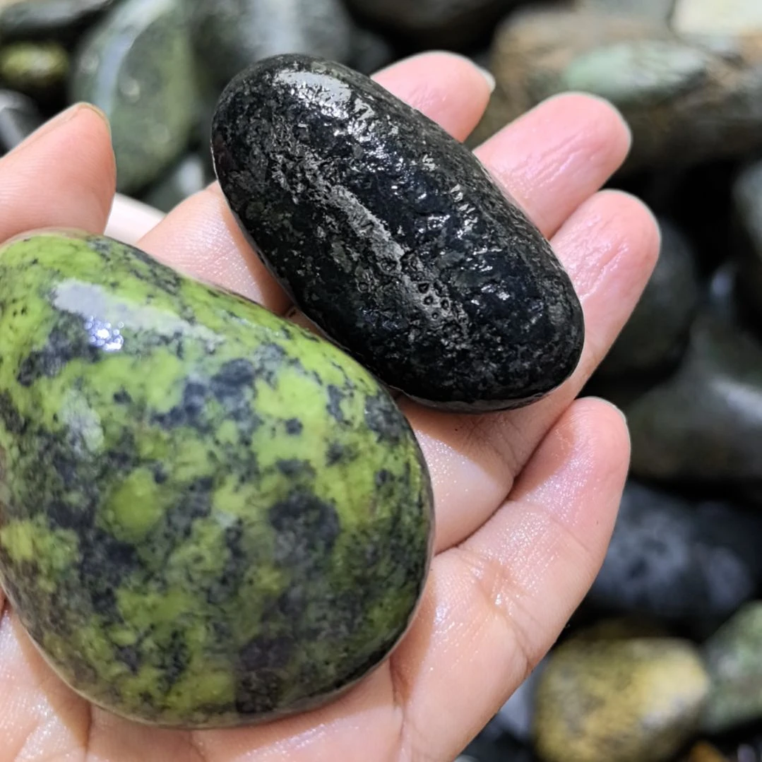 石材减****远藏玉药王石原石手把件两个