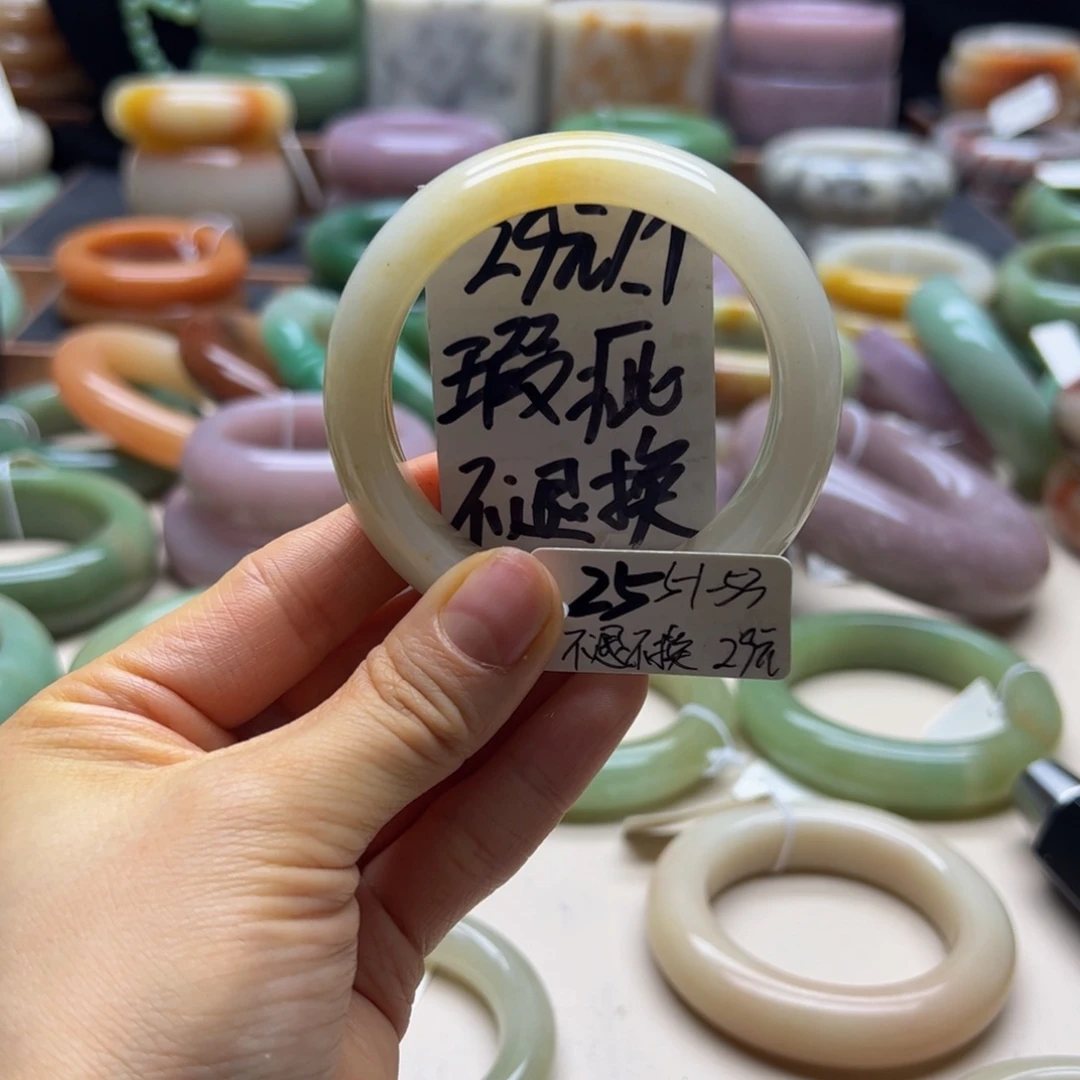灵****未镶嵌手镯石英岩玉