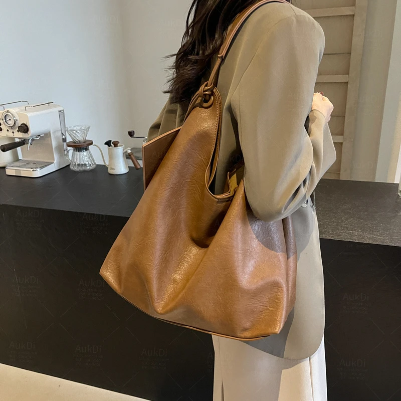 秋冬新款肩挎包大学生女百搭通勤大容量托特包附带零钱包大包