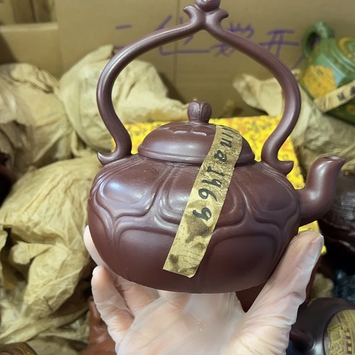 茶壶紫砂原矿泥料，手工制作的一把紫砂壶。