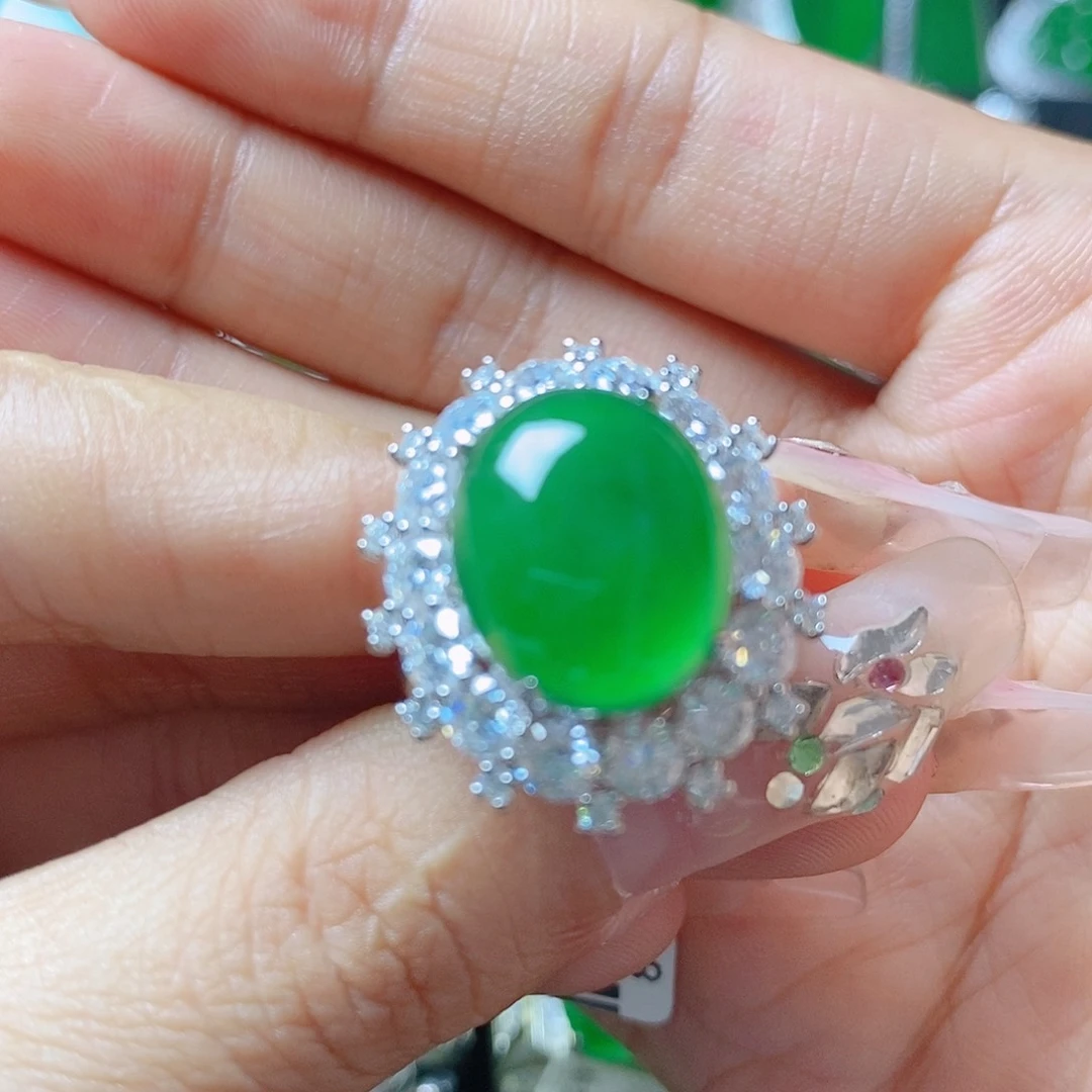 翡翠18K金镶嵌颈饰88。