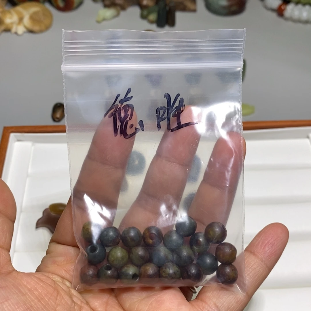 颈饰未镶嵌透闪石质玉琪**胜