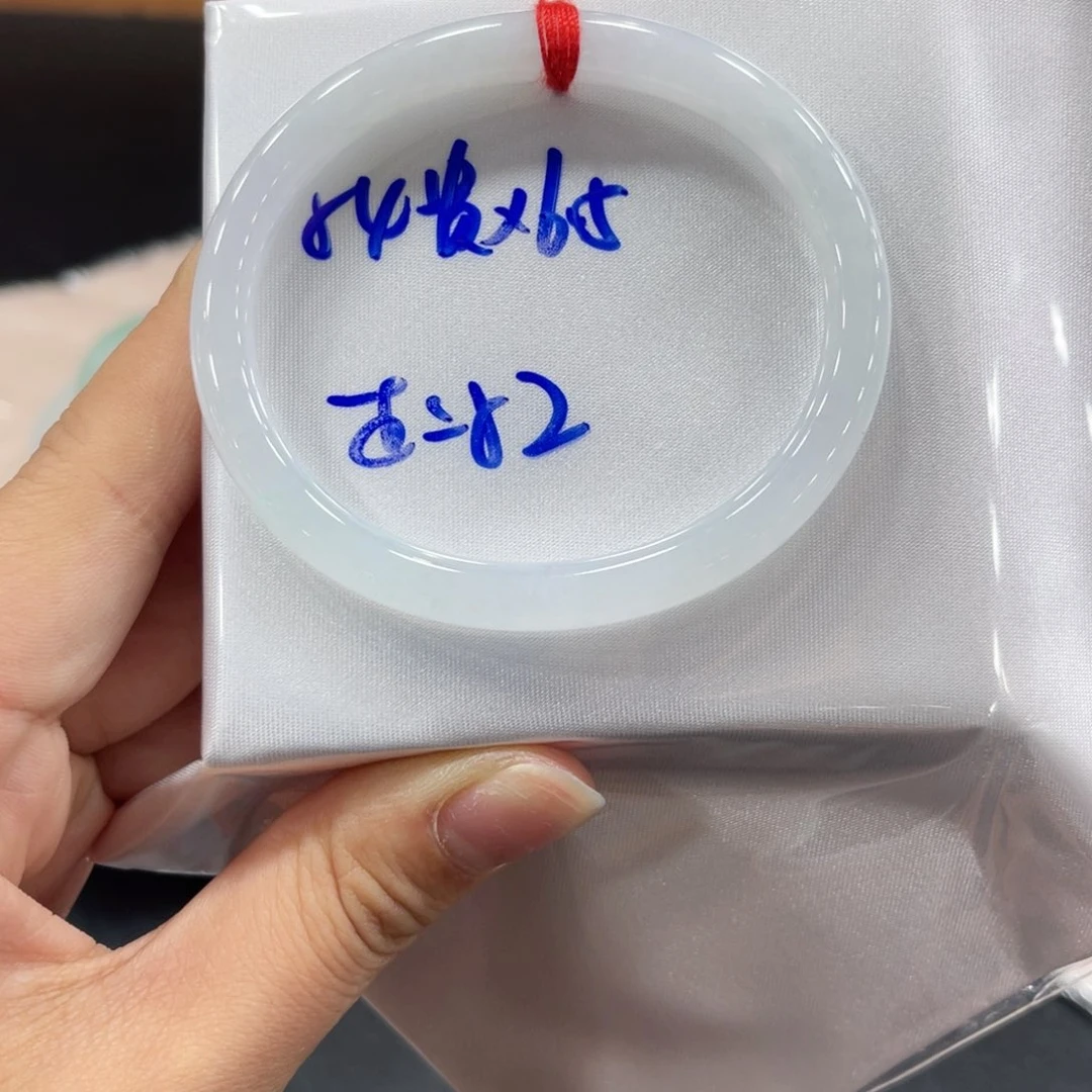 翡翠手镯未镶嵌翡翠