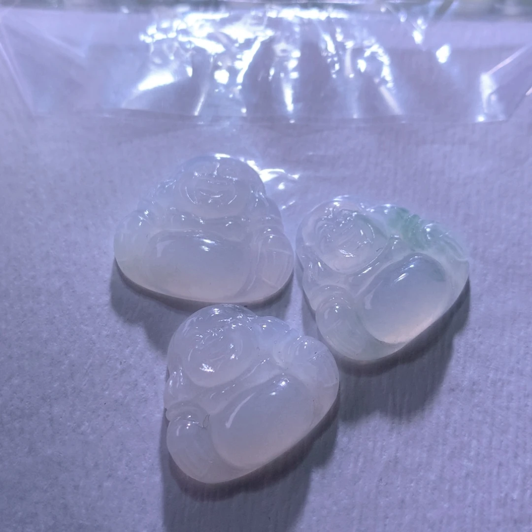 翡翠未镶嵌颈饰一手