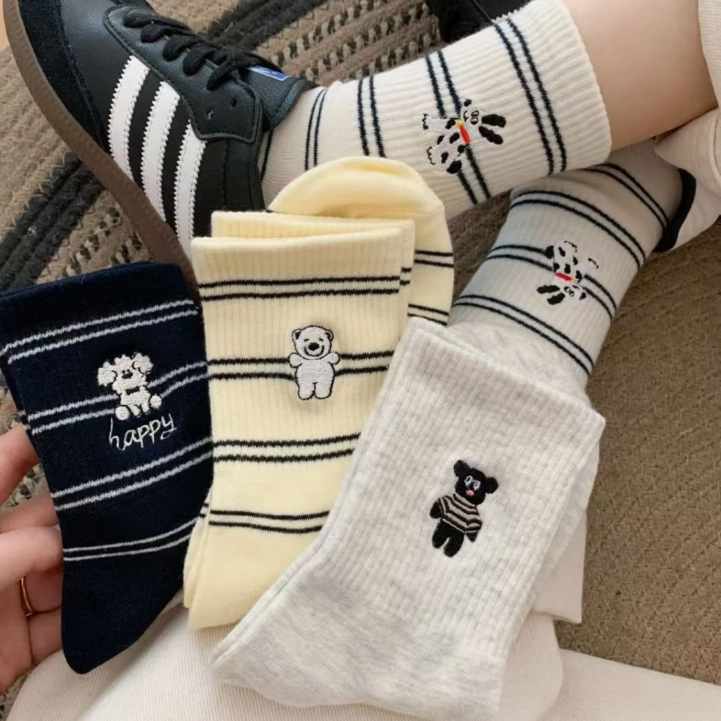 诸暨袜子女中筒袜春秋冬季ins潮小熊狗条纹女袜黑白色百搭休闲潮