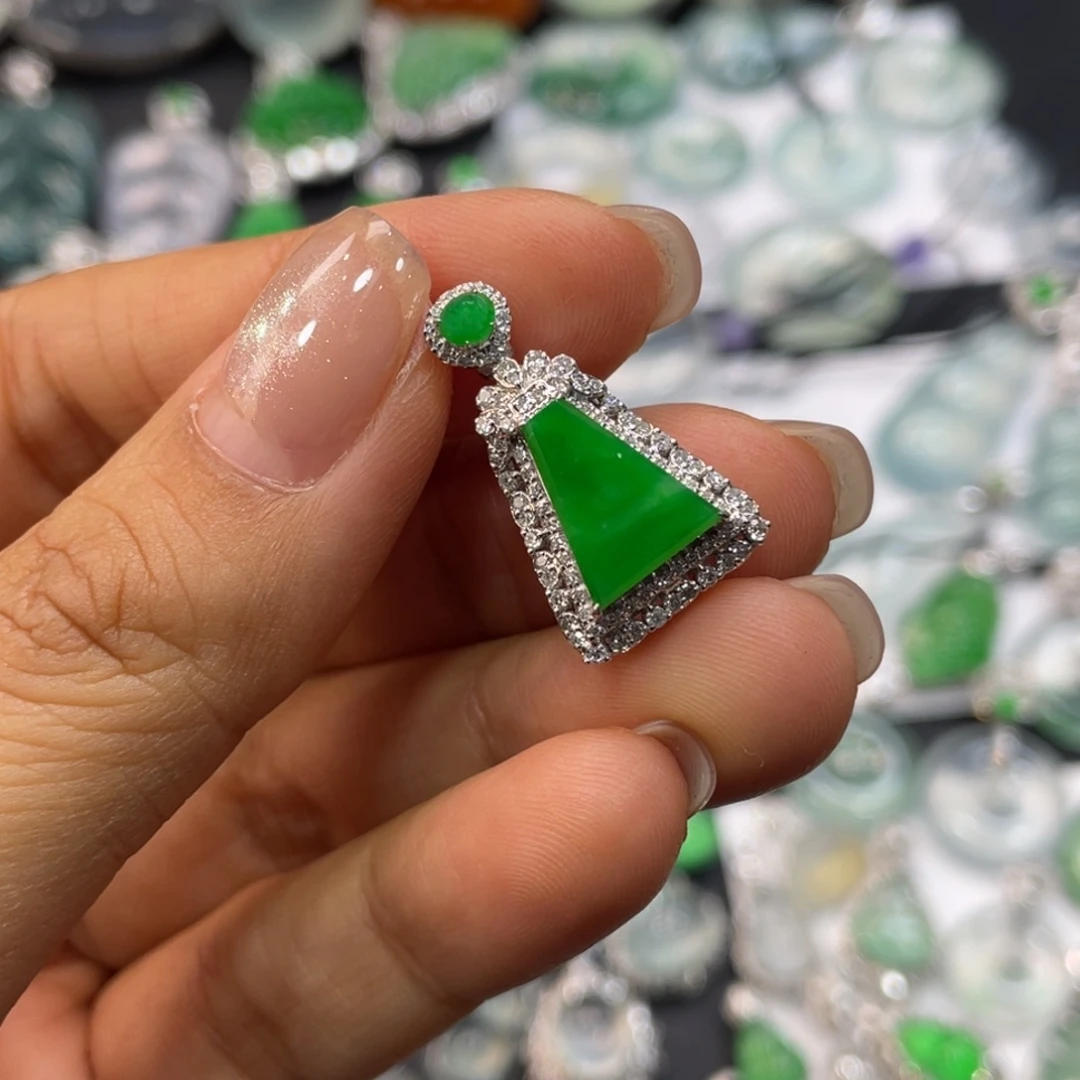 翡翠18K金镶嵌颈饰