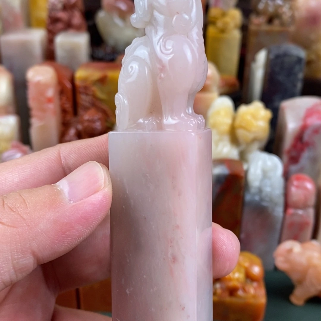 巴林石印石巴林石粉冻手工雕古兽钮章