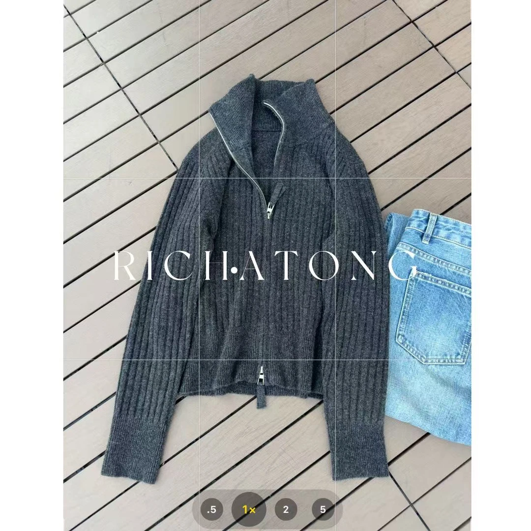 RICH ATONG.-【开普敦】-满身竖条纹理显瘦立领拉链款毛衣1015-22