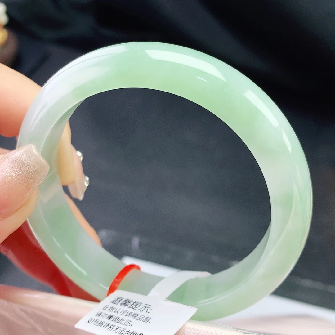 翡翠手镯未镶嵌56圈