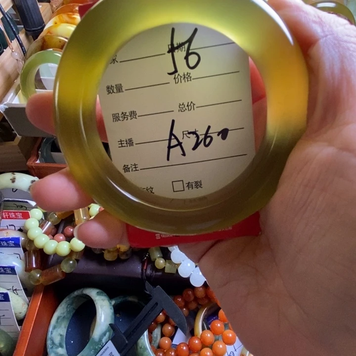 宝***抱蛇纹石玉未镶嵌手镯