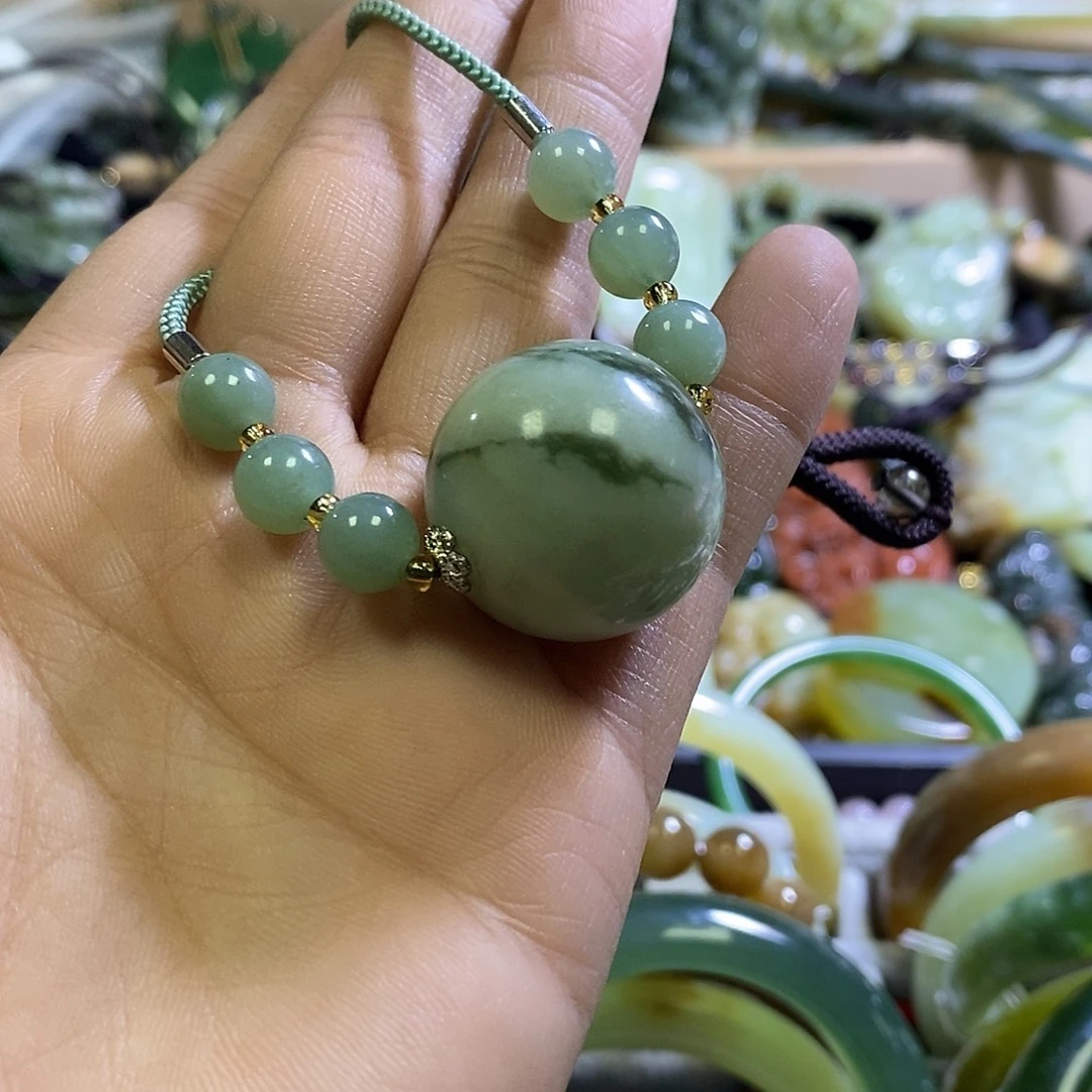 岫玉未镶嵌颈饰一个