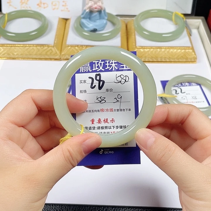 和田玉未镶嵌手镯