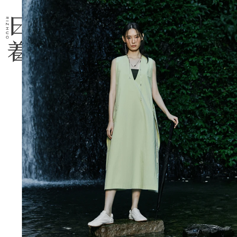 日着趣2025夏季新款新中式无袖连衣裙大V领时尚中长裙女RD2805L3