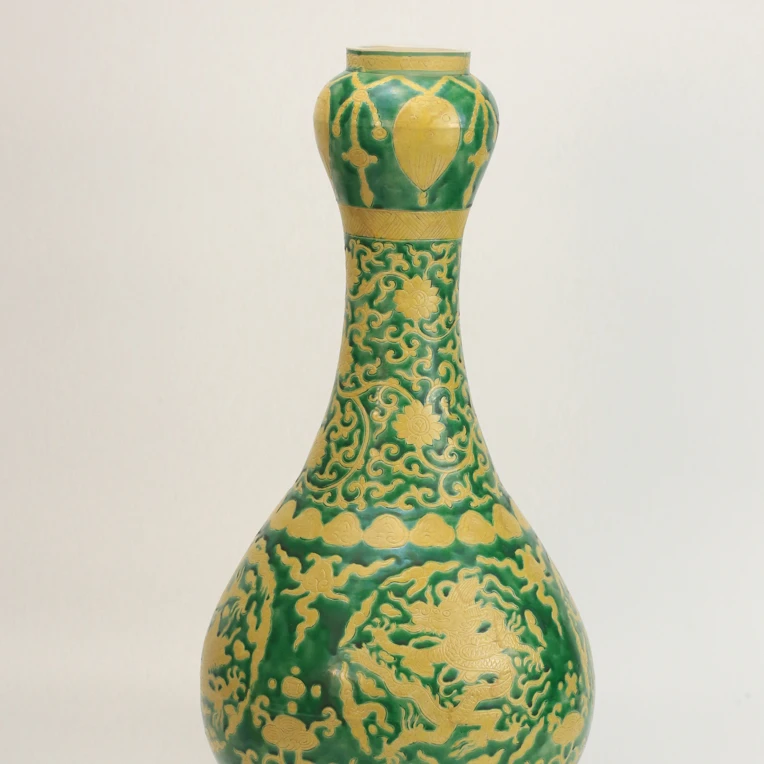 绿地黄彩龙纹蒜头瓶