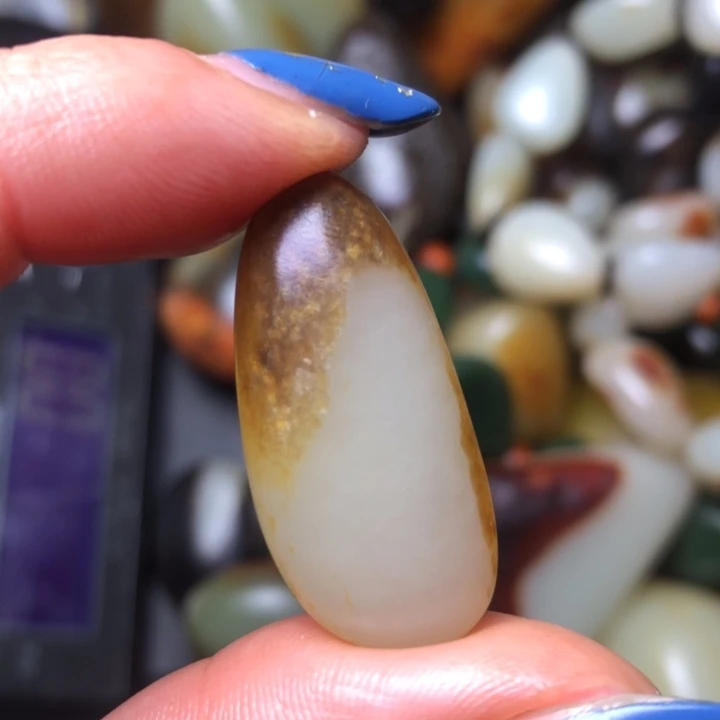 和田玉（翠青玉）未镶嵌珠宝奇石