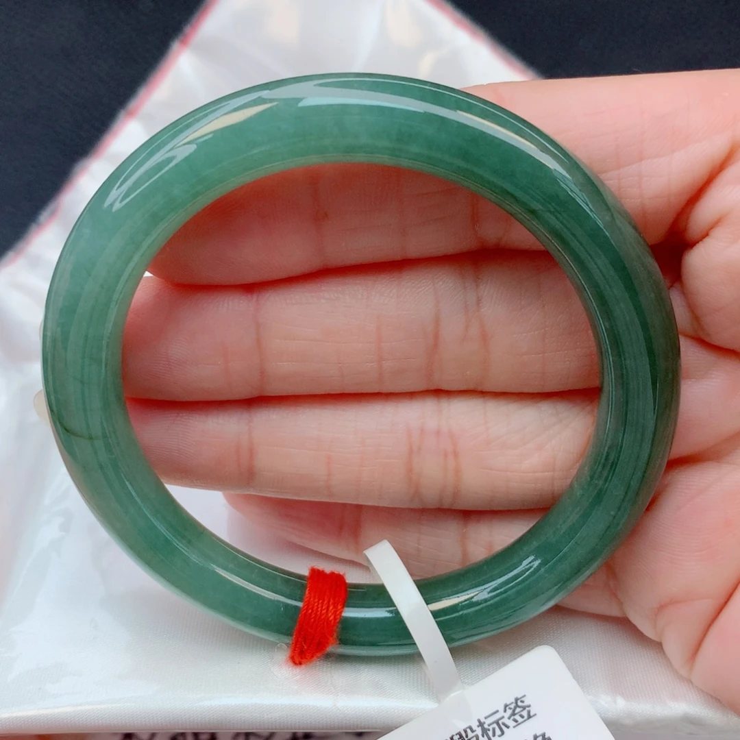 翡翠未镶嵌手镯53圆条 油青底有纹