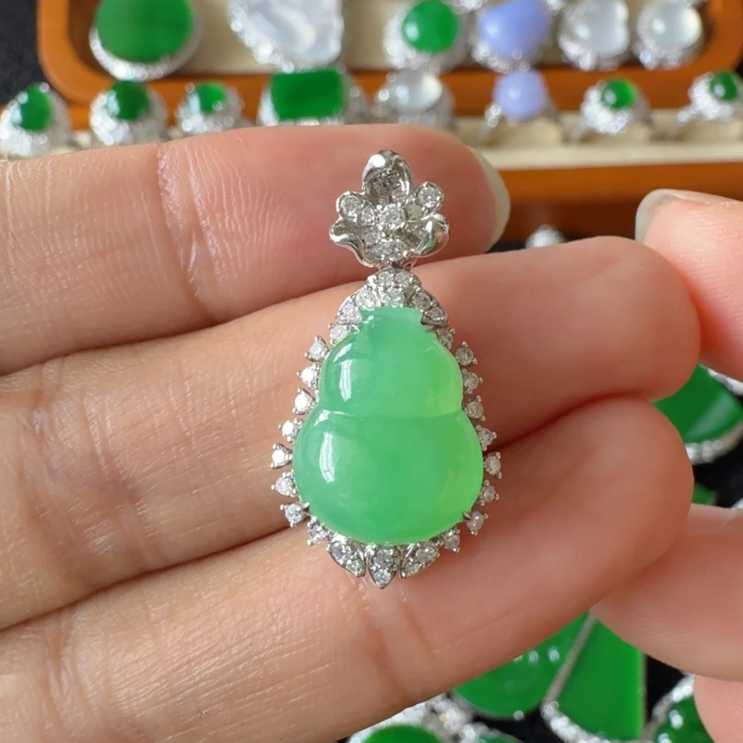 翡翠18K金镶嵌颈饰吊坠