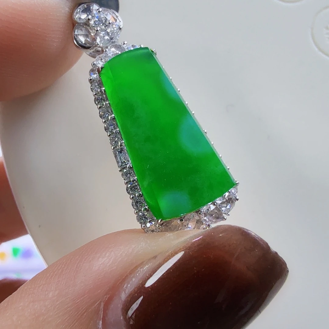 翡翠18K金镶嵌颈饰无事牌