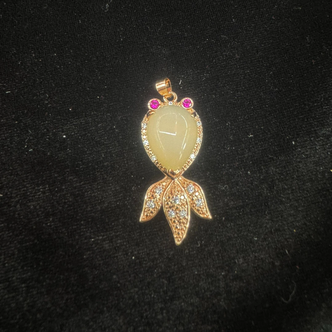 【万佳甄选】精致年年有鱼玉髓合金镶嵌吊坠赠合金项链【YPN13】