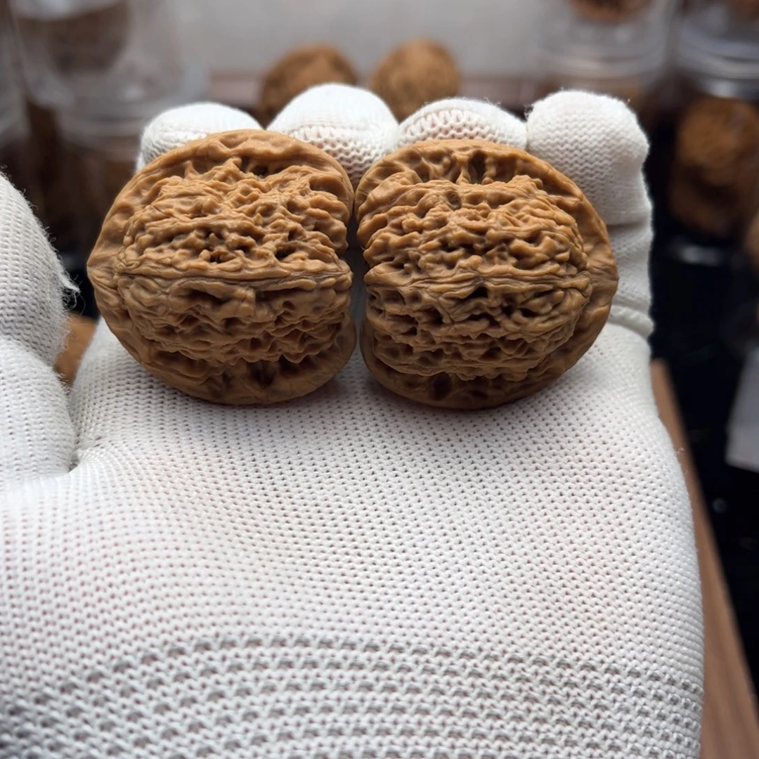 L***S文玩核桃吊坠逐鹿南疆石三角疆