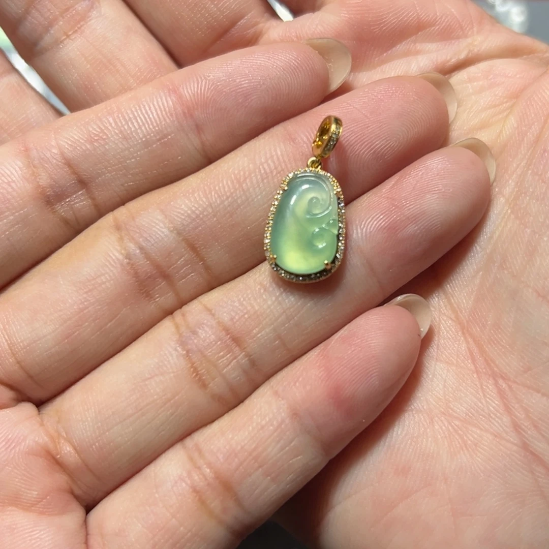 翡翠18K金镶嵌颈饰