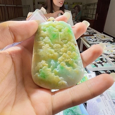 翡翠未镶嵌项圈一个