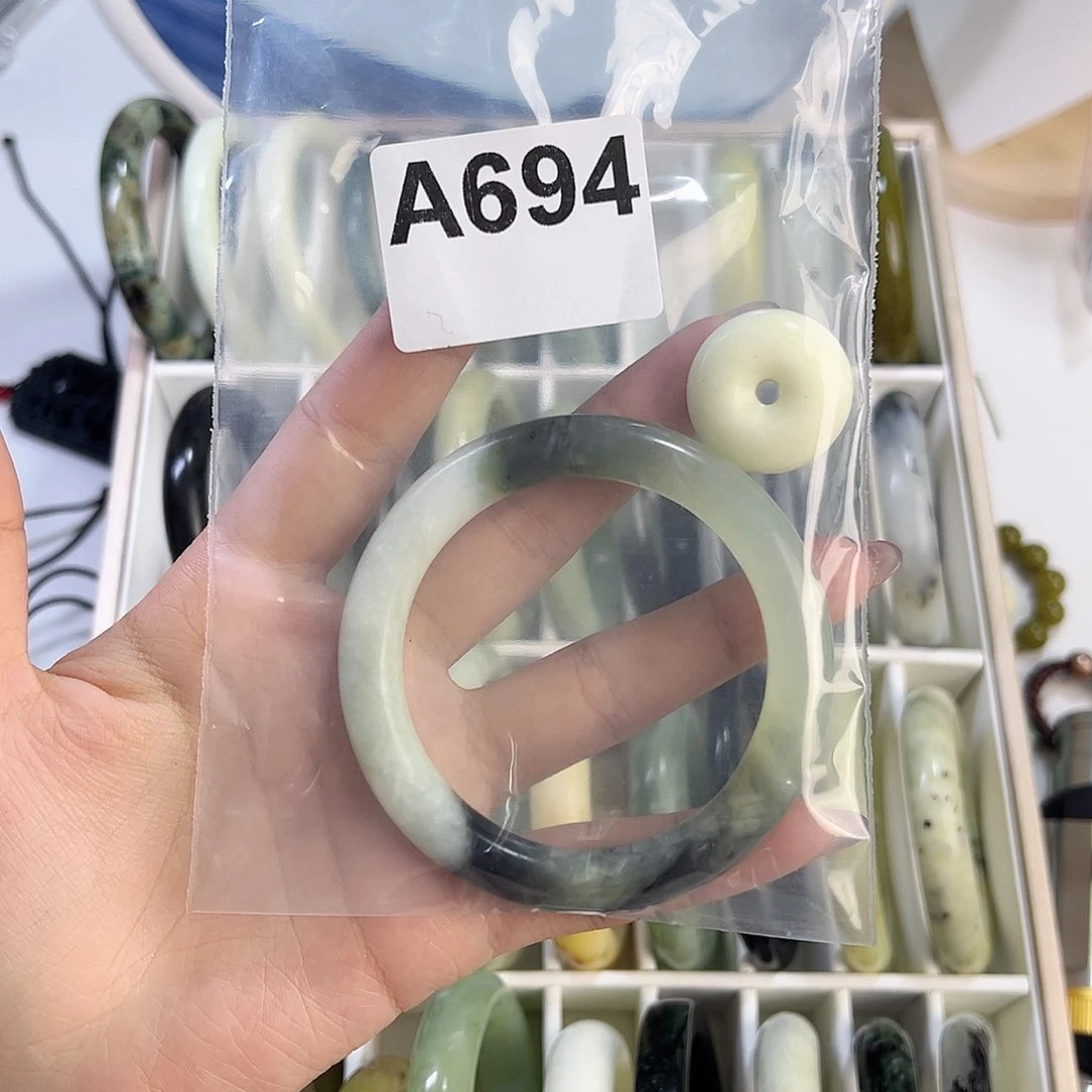蛇纹石玉手镯未镶嵌蜜*?