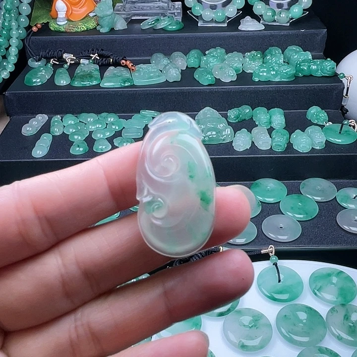 南***萨石英质玉未镶嵌颈饰