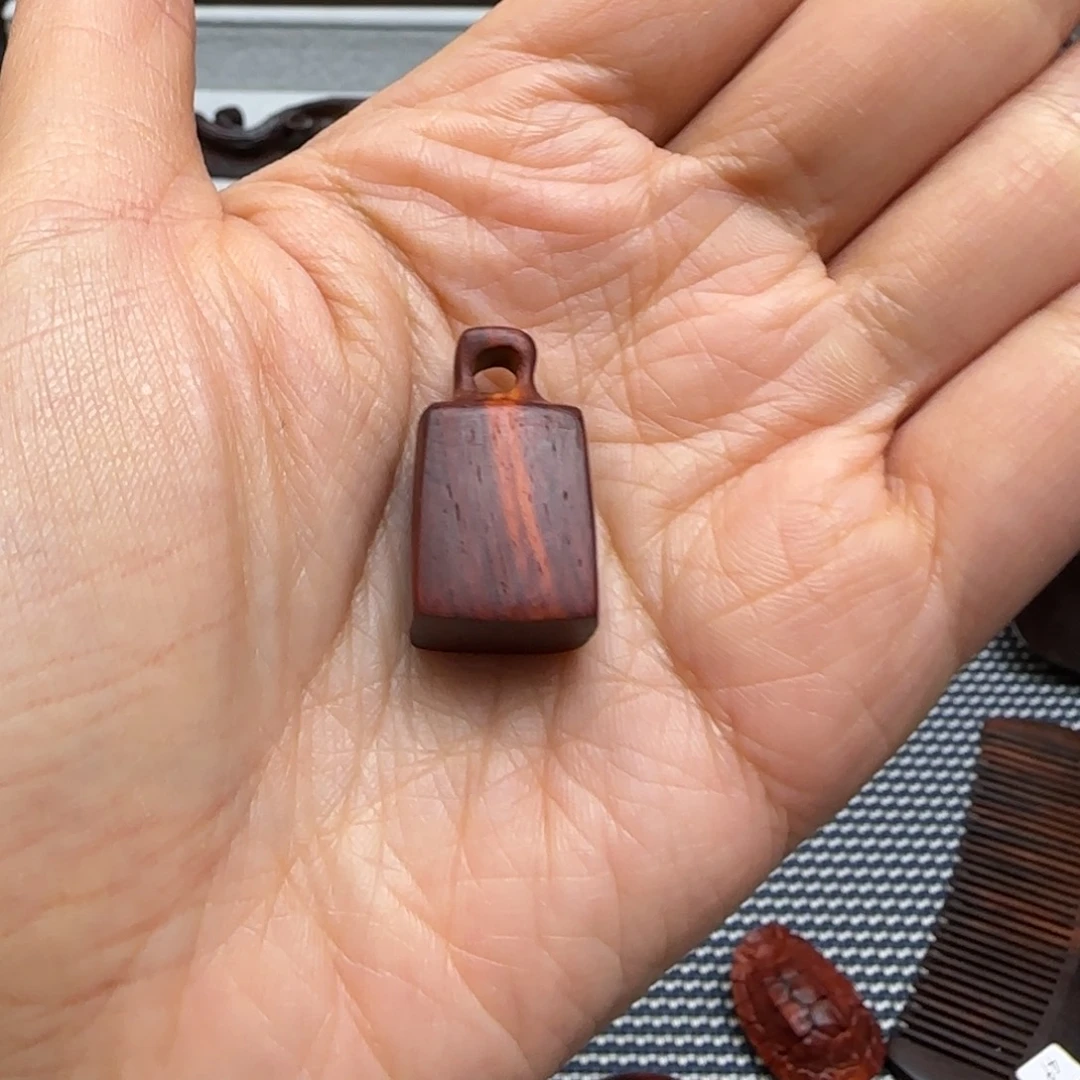 木@**皮小叶紫檀雕刻秤砣把件