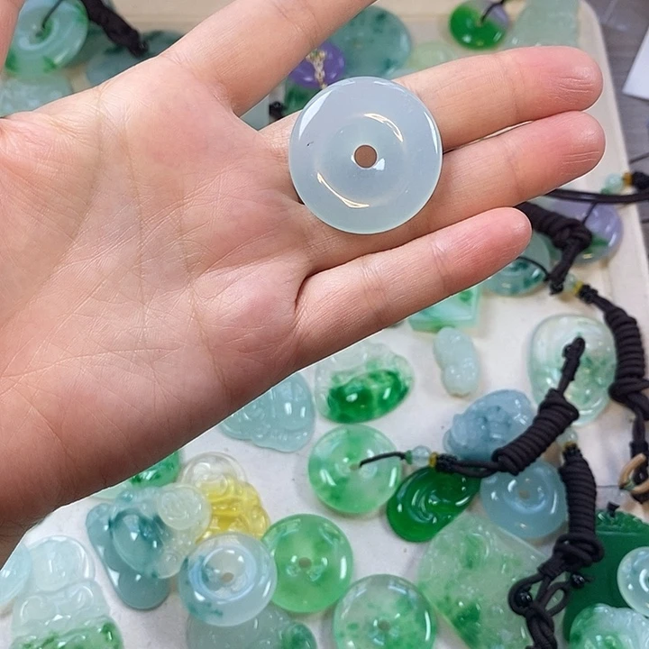 翡翠未镶嵌颈饰平安扣