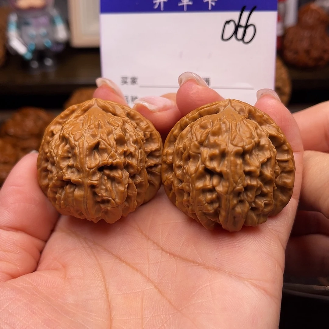 吊坠桃核白狮子40