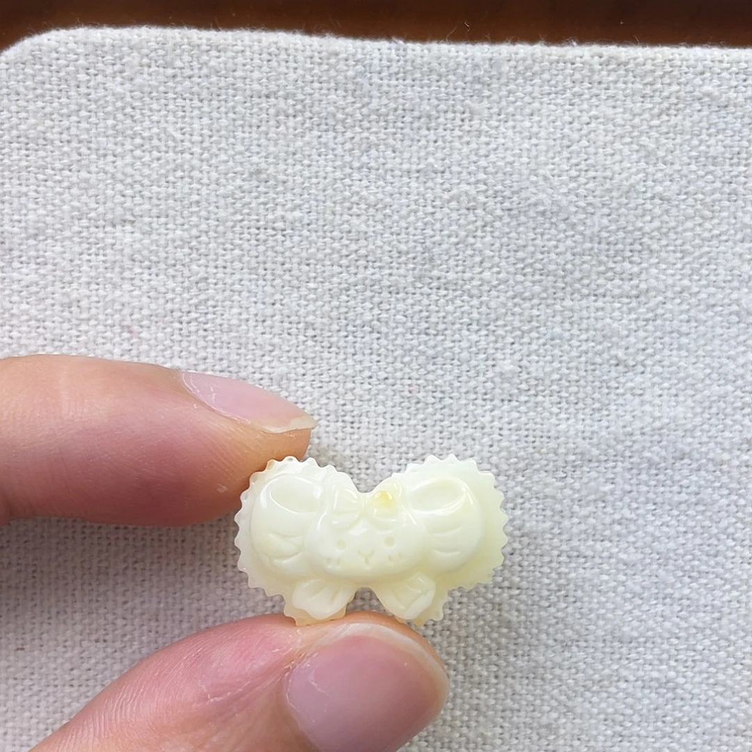 裸石琥珀未镶嵌蝴蝶结小兔