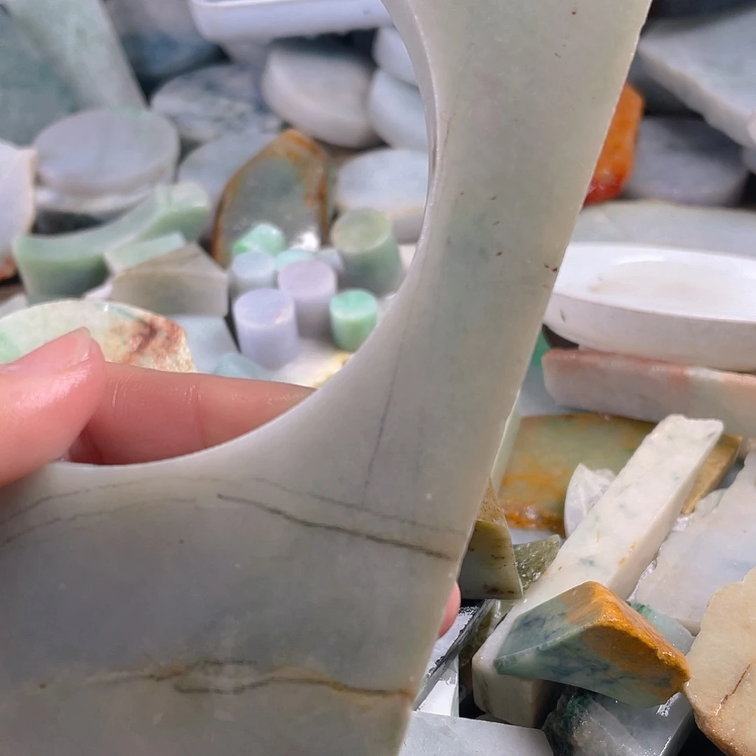 颈饰未镶嵌翡翠。