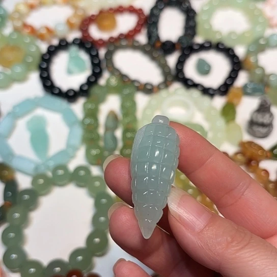 蛇纹石玉未镶嵌吊坠