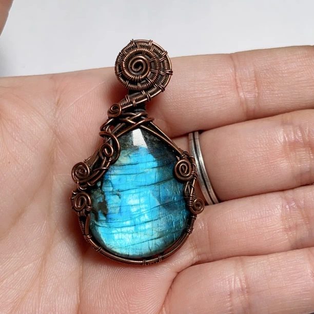 手工做旧藤蔓首饰编织