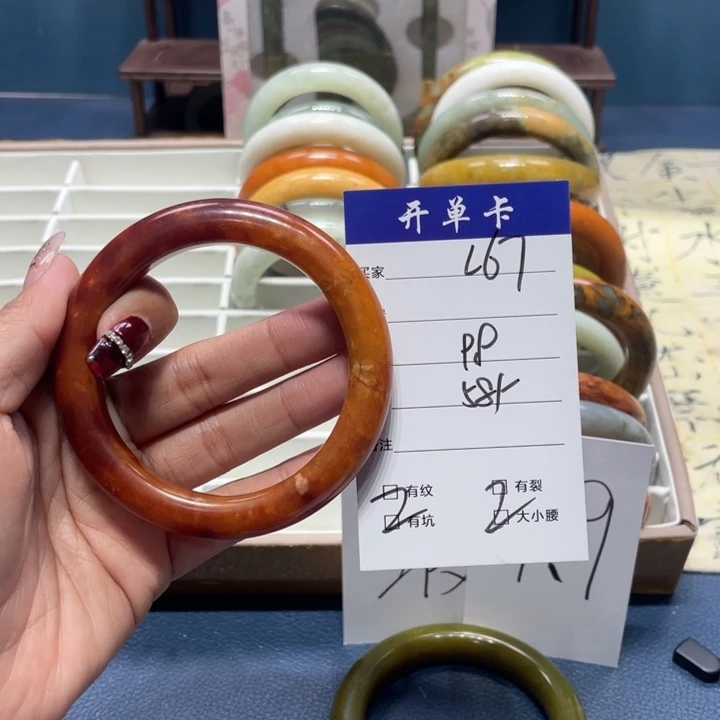 蛇纹石玉手镯未镶嵌小****?