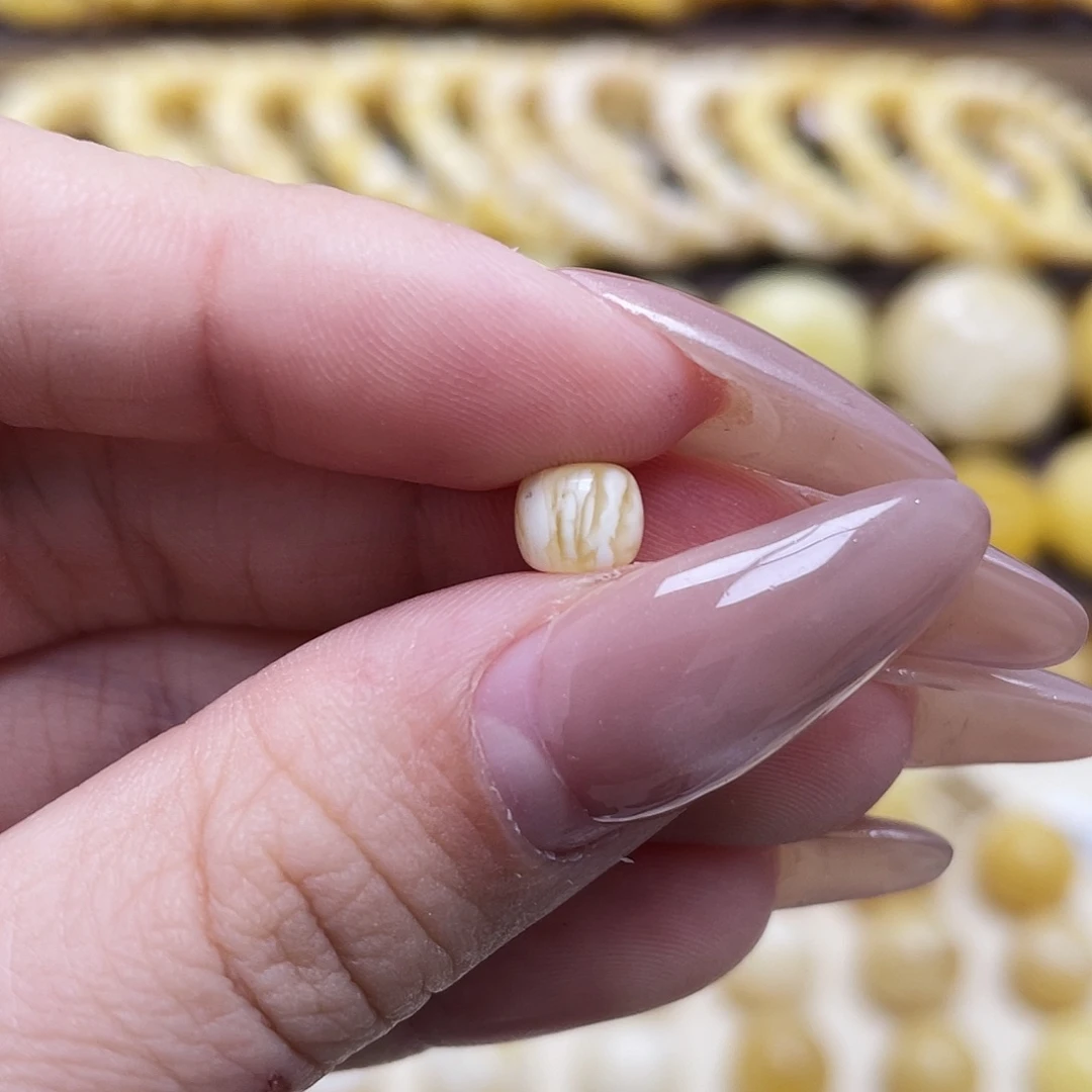 琥珀未镶嵌裸石6.3*5.1mm老型瑕