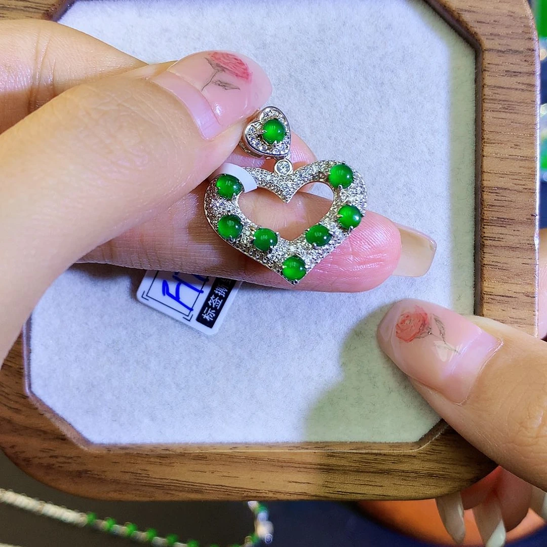 翡翠颈饰银S925镶嵌天然翡翠爱心吊坠