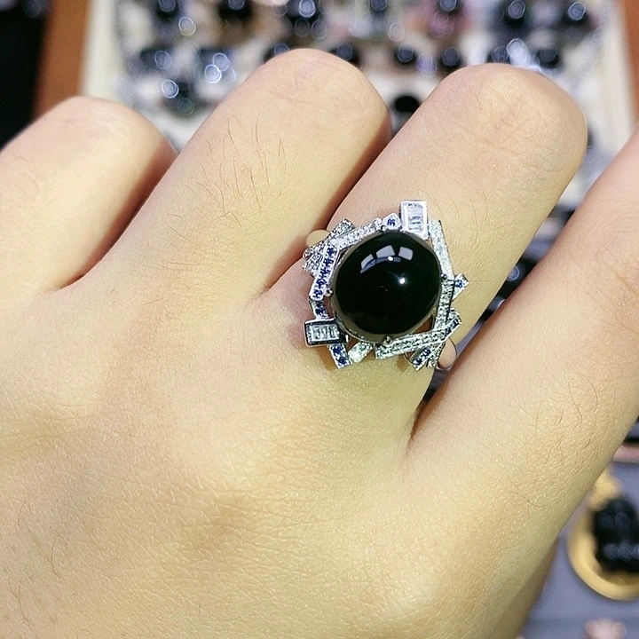 18K金镶嵌戒指翡翠蛋面