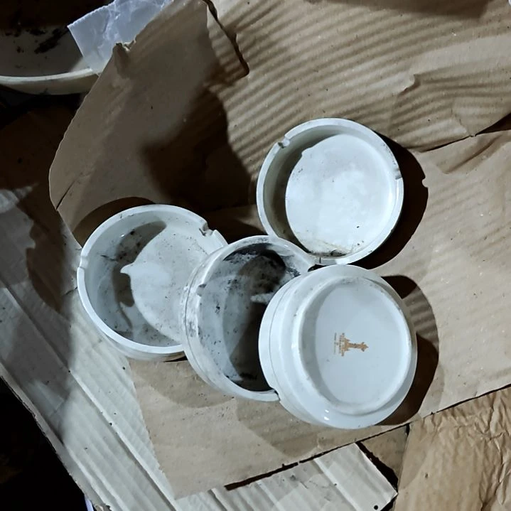 摆件盘子碗茶壶啥都有