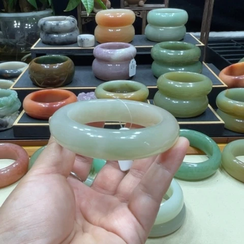 未镶嵌手镯石英质玉