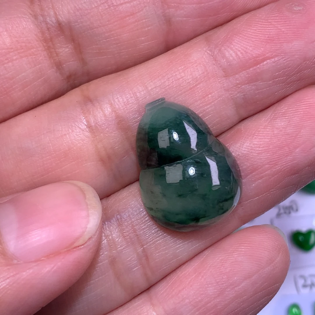 翡翠未镶嵌颈饰葫芦