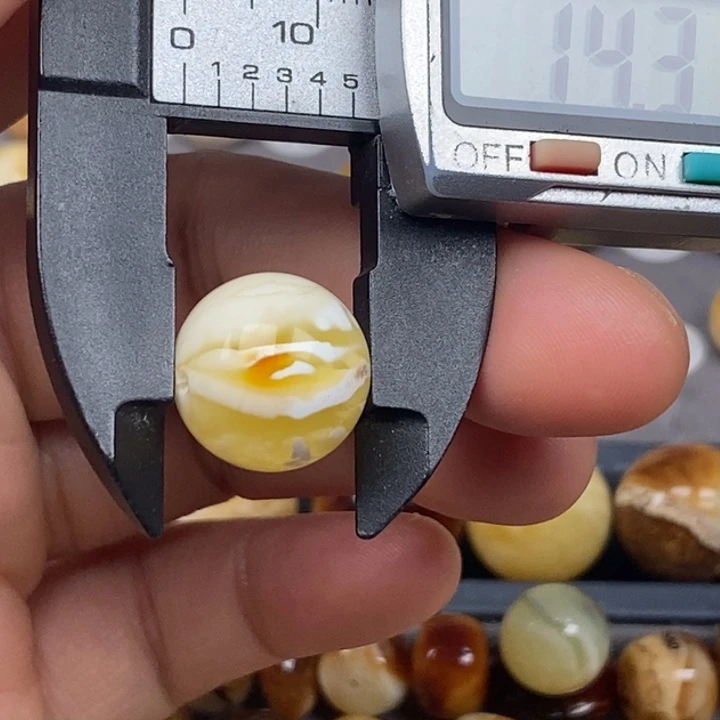 琥珀颈饰未镶嵌圆珠