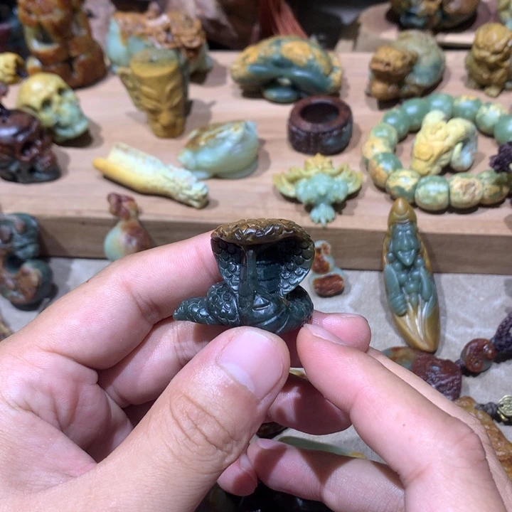未镶嵌岫岩河磨玉（透闪石质玉）把件