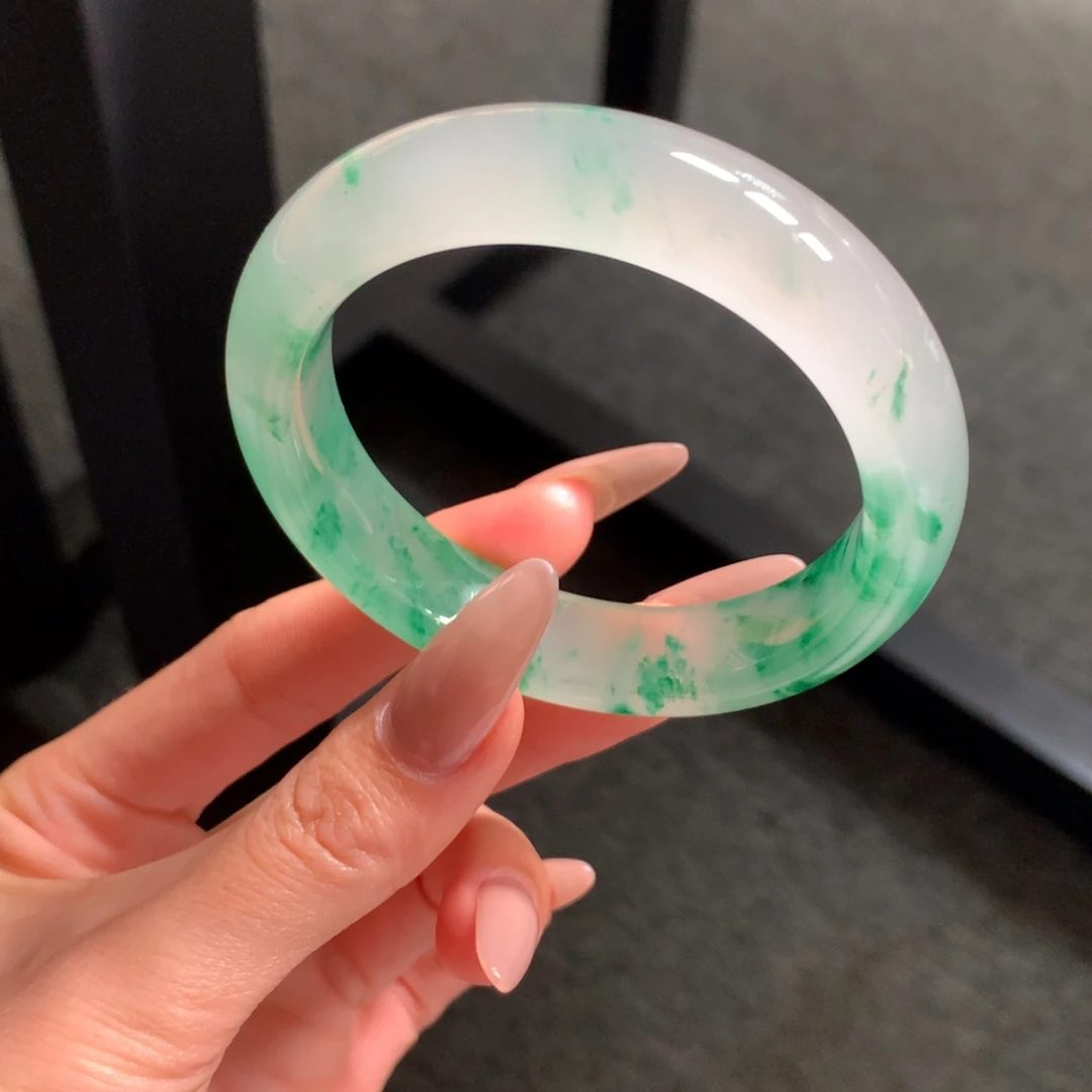 小***了石英质玉未镶嵌手镯