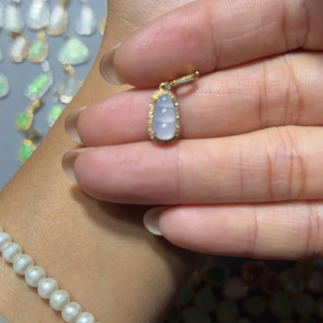 翡翠18K金镶嵌颈饰