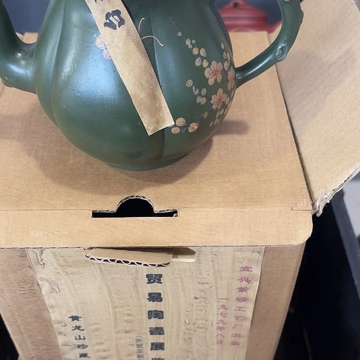 茶壶紫泥原矿泥料手工制作的一把紫砂壶。