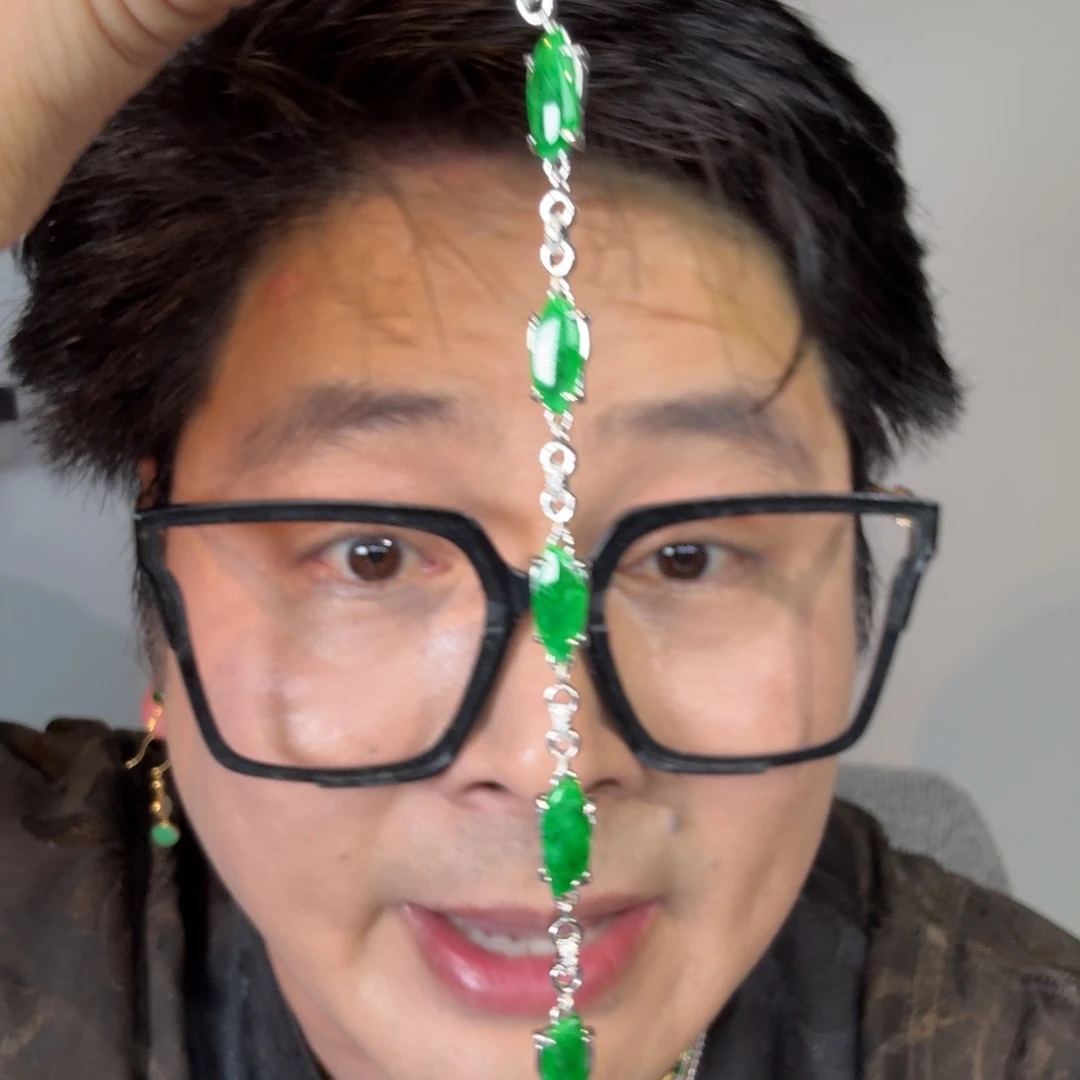 翡翠未镶嵌颈饰一件