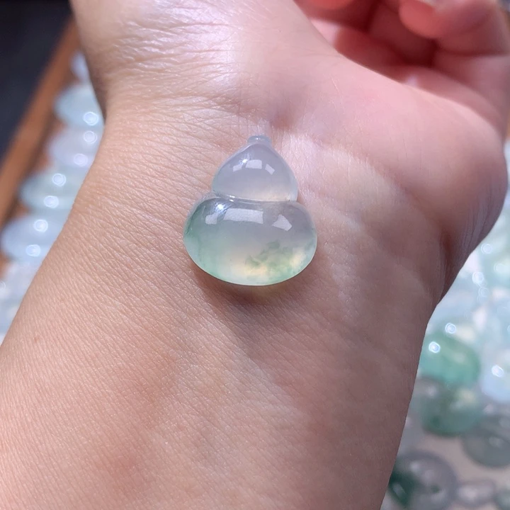 颈饰未镶嵌翡翠冰种飘花葫芦