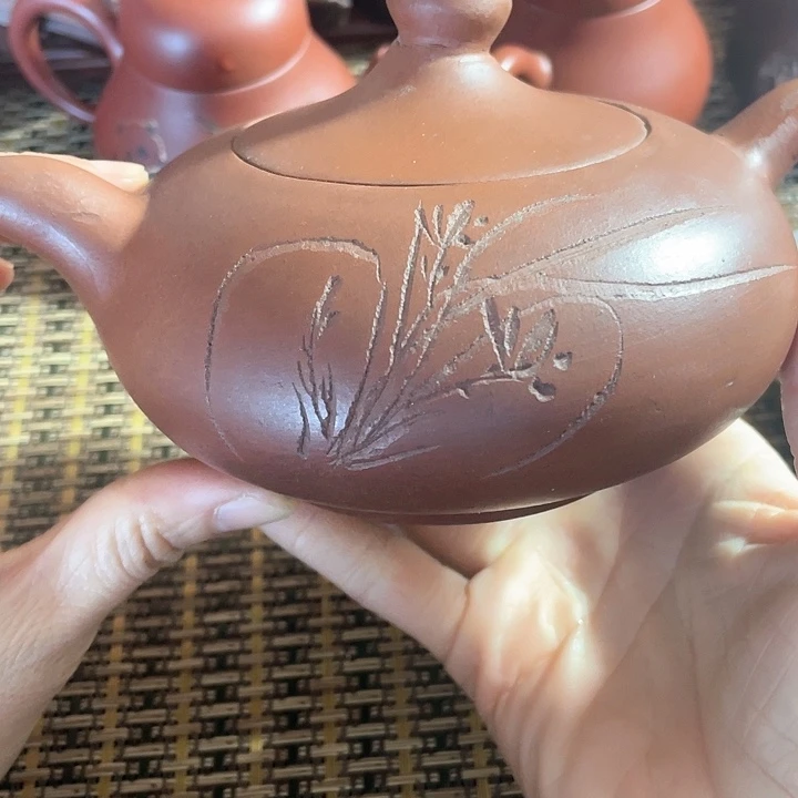 紫砂茶壶原矿泥料手工制作的紫砂壶。